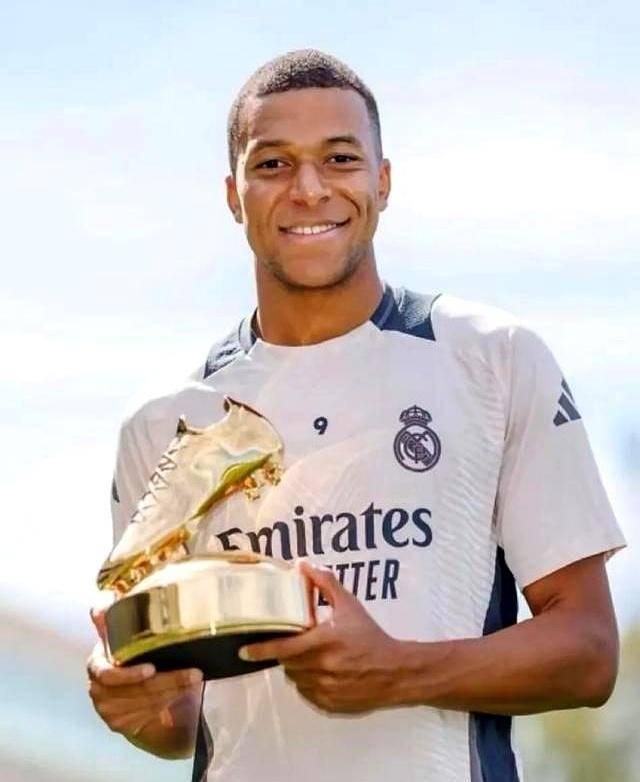 • 鼠辈！ 来源：Barça Universal🚨 西班牙人球迷对阵胡安·加西亚的横幅：